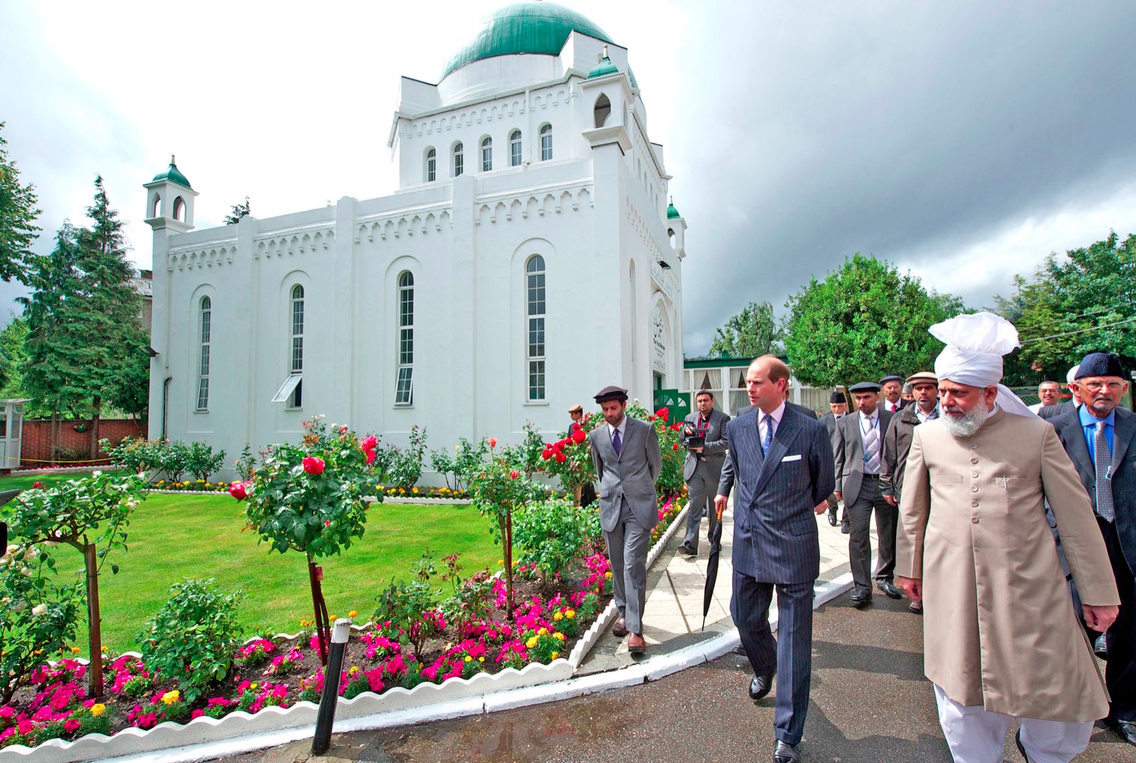 HRH Prince Edward walking in the grounds of The Fazl Mosque with His Holiness Hazrat Mirza Masroor Ahmad, Worldwide Head of the Ahmadiyya Muslim Community