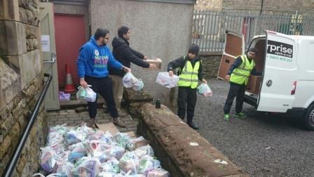Young Muslims travel from Yorkshire to help flood relief effort