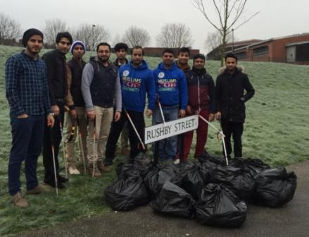 Youngsters clean streets