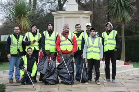 Young Muslims roll up their sleeves