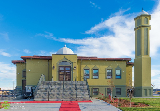 New Mosque opened by Head of Ahmadiyya Muslim Community in Regina, Canada.