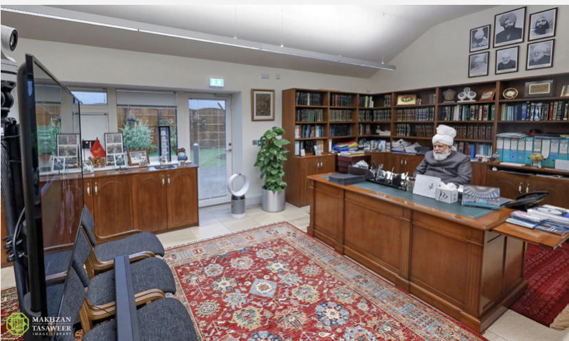 Head of Ahmadiyya Muslim Community Holds Historic Class with Jamia Ahmadiyya Indonesia