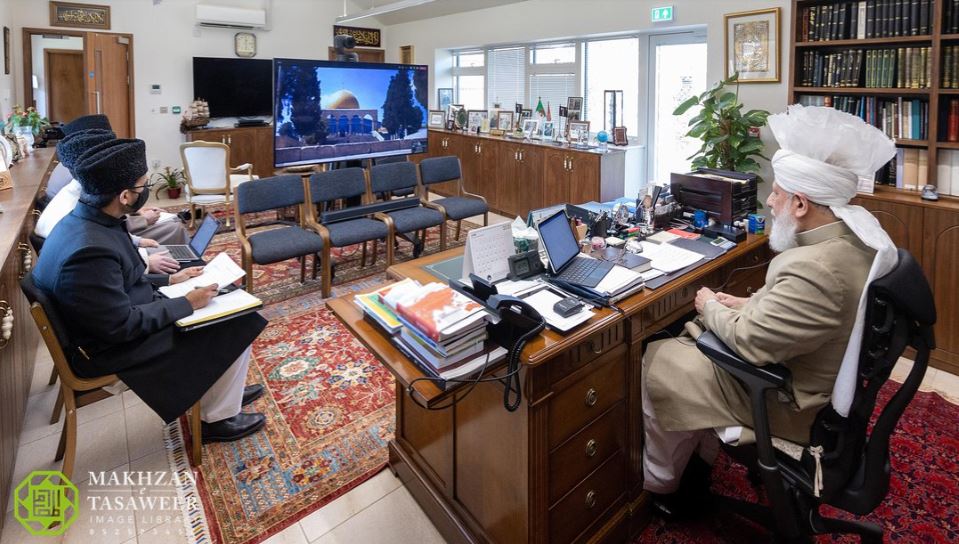 Head of Ahmadiyya Muslim Community Holds Historic Meeting with Ahmadi Muslims from ‘Land of the Prophets’