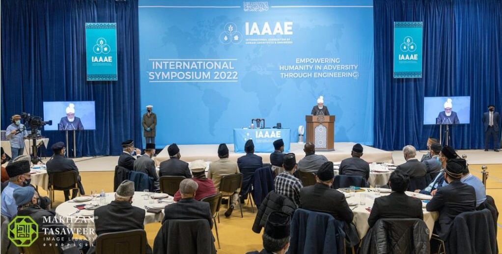 Head of Ahmadiyya Muslim Community Warns of Horrific Consequences of a Global War and Says Ahmadi Muslims Must Be Ever Ready to Serve Humanity