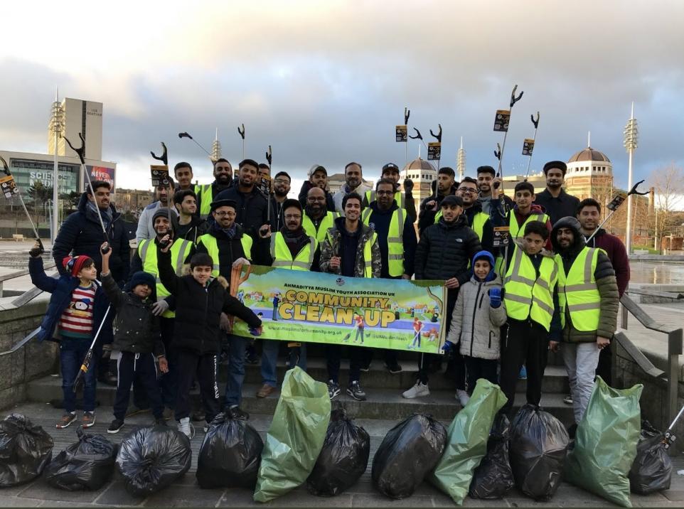 Ahmadiyya Muslim Youth Association cleaning City Park TODAY