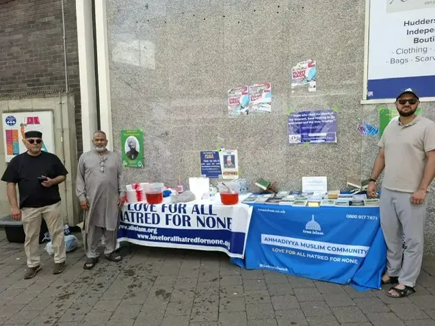 Local Mosque Hands out Free Water and Snacks to Huddersfield During Heatwave