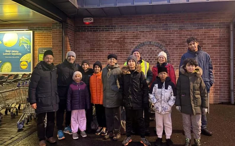 Ahmadiyya Muslim community lead annual New Year street clean