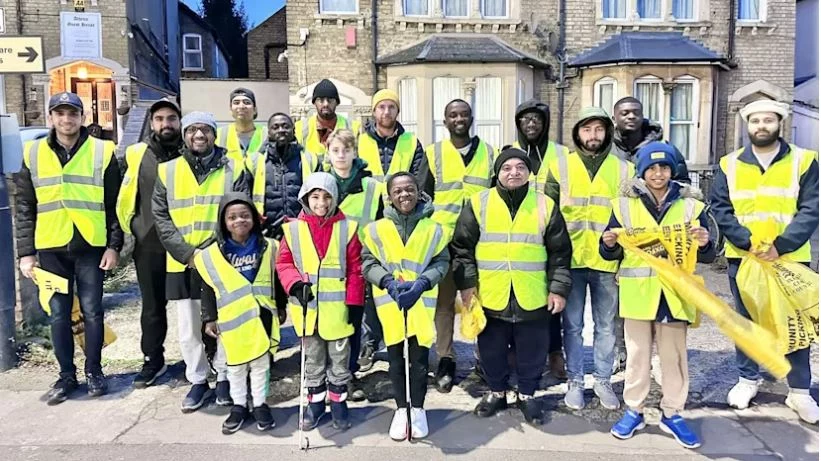 Young Muslims from Oxford take part in annual street cleaning event on New Year’s Day