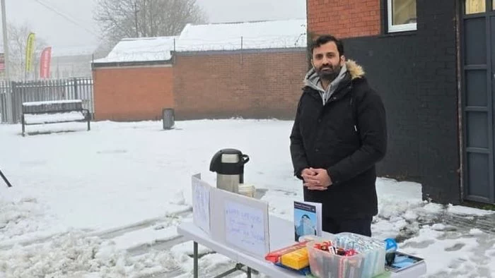 Doncaster Muslims offer free tea on snowy day