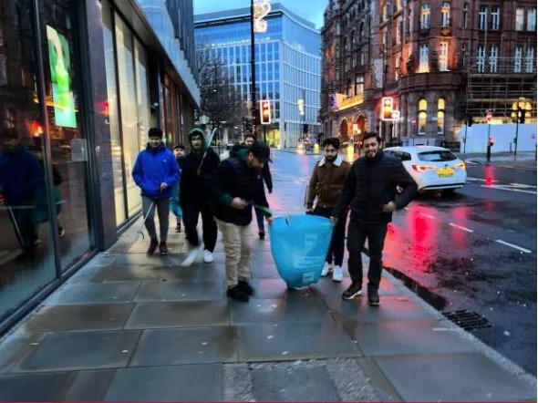Ahmadiyya Muslim Youth Association members clean up streets