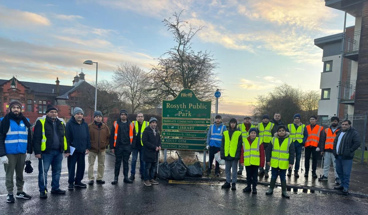 Young Muslim volunteers hold Rosyth car park clean-up