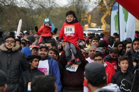 Young Muslims from the Ahmadiyya Muslim Youth Association to raise money for Barnardoʹs, the British Heart Foundation and Great Ormond Street Hospital in 10K Hyde Park run