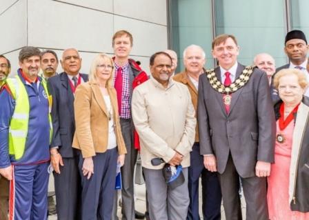 Ahmadiyyas join East Ham MP and Newham mayor to raise more than £200k