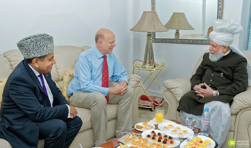 Transport Secretary visits Head of The Ahmadiyya Muslim Community