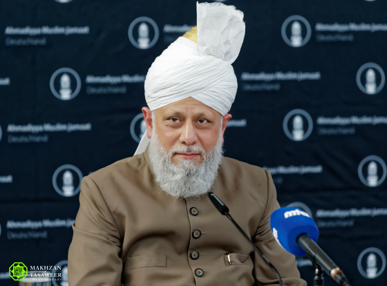 Hazrat Mirza Masroor Ahmad addresses non-Ahmadi guests and members of Lajna Imaillah on day 2 of Jalsa Salana Germany