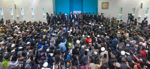 Head of Ahmadiyya Muslim Community delivers Friday Sermon in Peace Village, Canada.