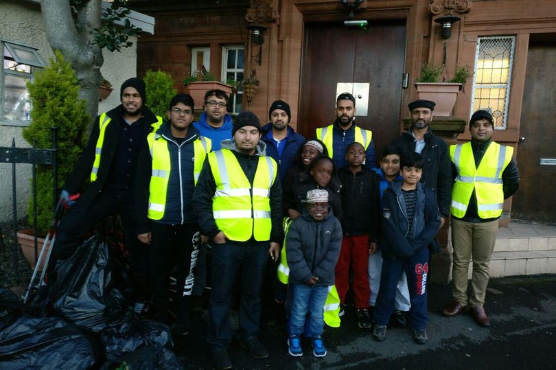 Glasgow Muslim youths start 2017 with food for the homeless and a big street clean