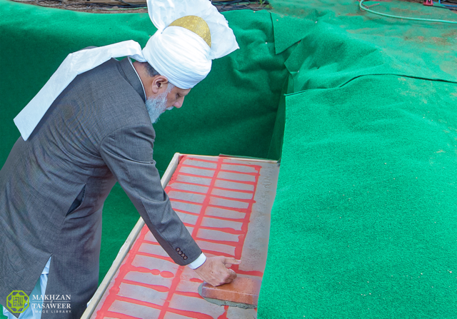 Head of Ahmadiyya Muslim Community lays foundation stone for new Mosque in Raunheim, Germany