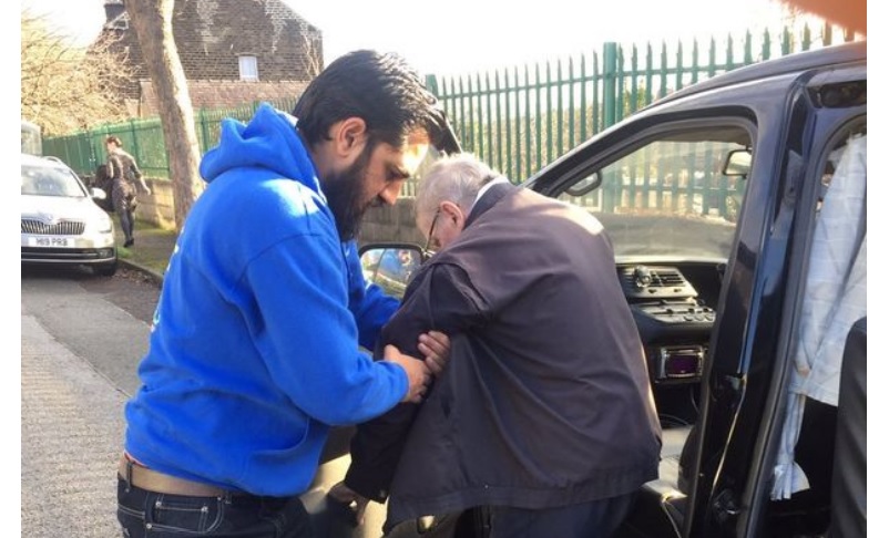 25 Muslim volunteers put on FREE taxi service so 100 elderly people can enjoy Christmas Day lunch