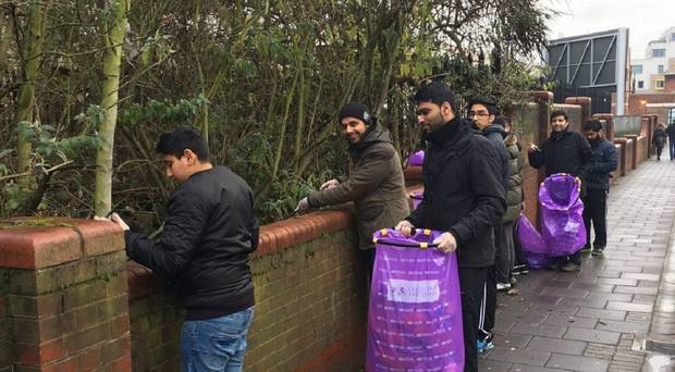 Young Muslims begin new year with nationwide street-cleaning day