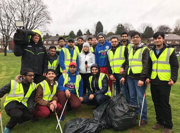 Muslim youth group spends New Year’s Day cleaning up town centres