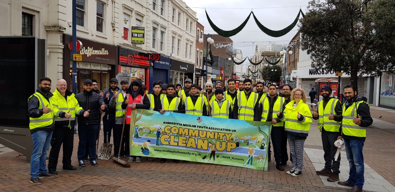 Young Muslims come together to clean the streets on New Year’s Day