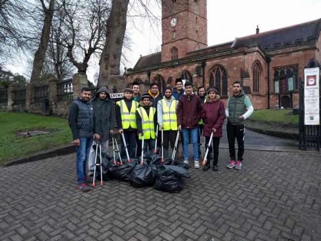 Young Muslims help keep Halesowen tidy after new year festivities