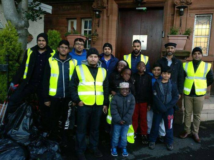 Muslim youth group spends New Year’s Day cleaning streets across UK