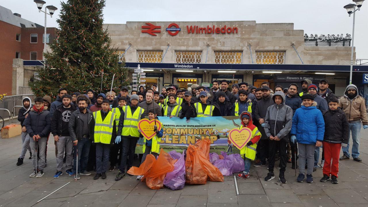Young Muslims from Wimbledon, Raynes Park and Putney join volunteers to help tidy up the streets