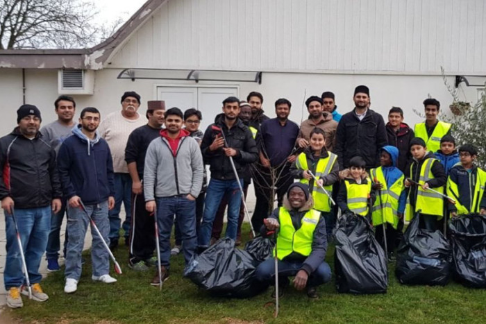 Ahmadi Muslim youngsters clean up our streets on New Year’s Day