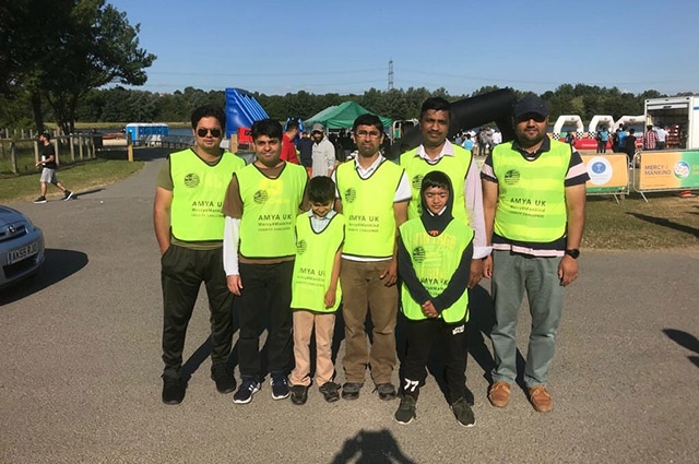 Hundreds of young Muslims run and walk for charity