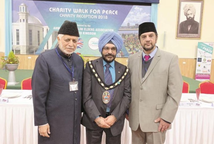 Slough Mayor picks up Thames Hospice donation at Ahmadiyya Muslim charity event