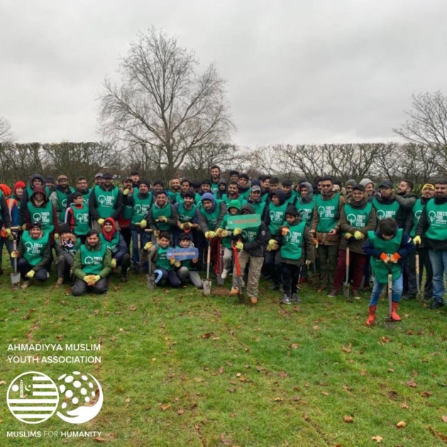 Hundreds of volunteers join Mayor Khan to plant 15,000 trees in Hainault