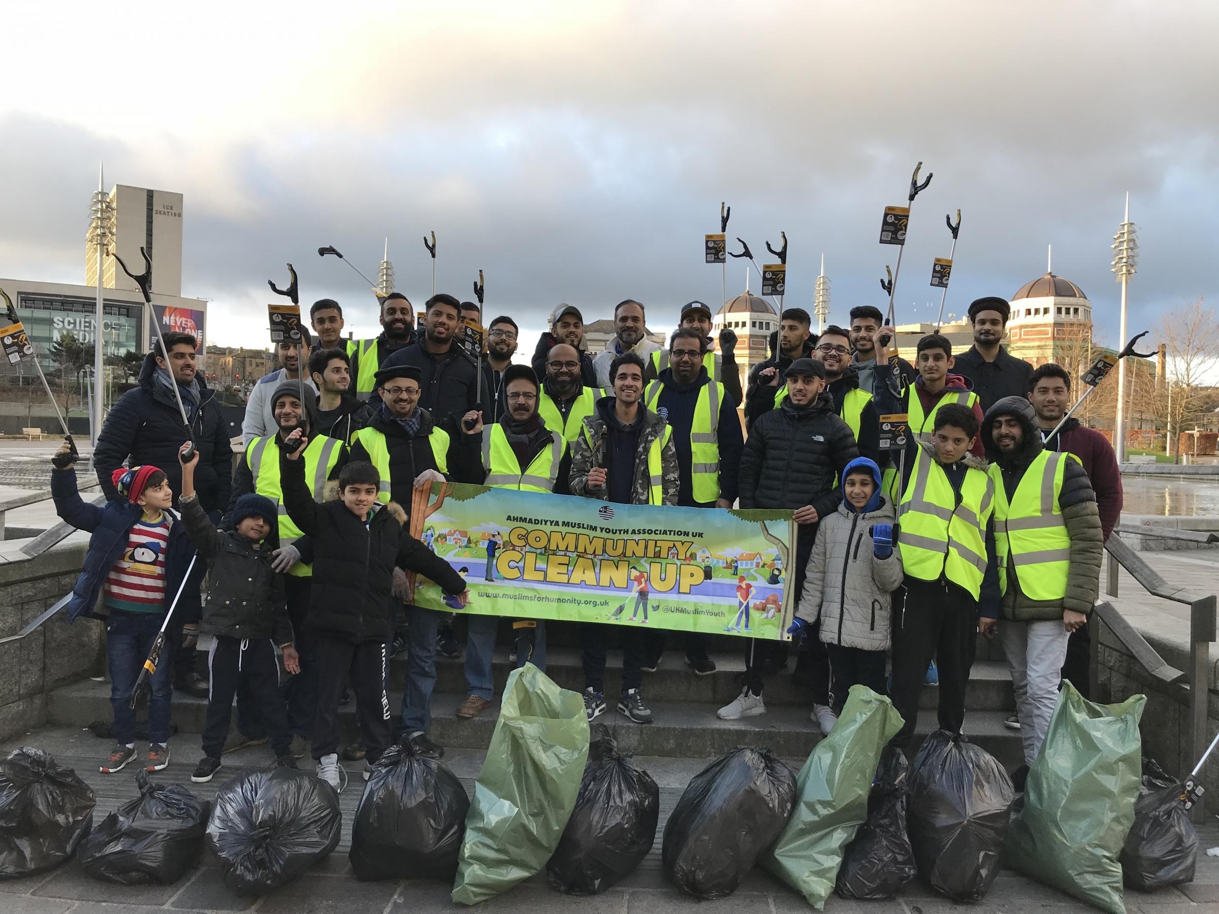 Muslim Youth Group spends New Year’s Day cleaning Bradford