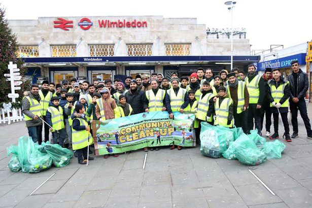 Young Muslims sweep up Wimbledon’s New Year debris