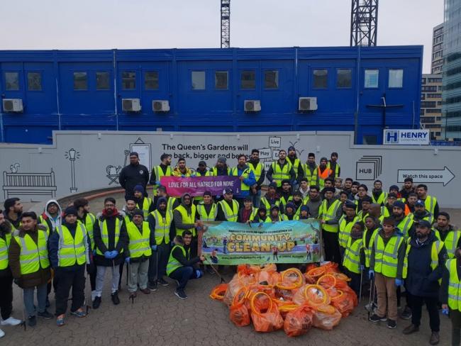 Young Muslims join council in New Year Croydon litter pick