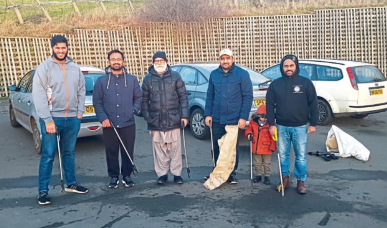 Ahmadiyya Muslims take part in Dundee litter clean-up on New Year’s Day