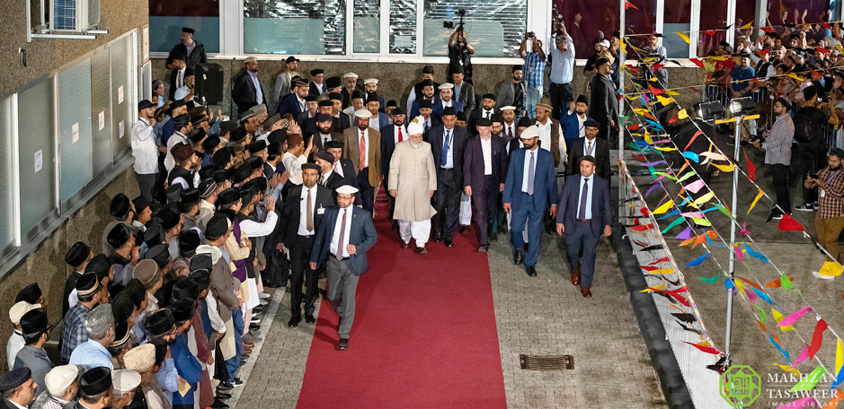 Head of Ahmadiyya Muslim Community Arrives in Germany