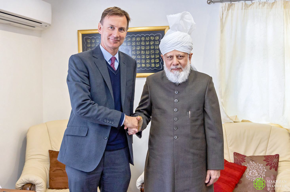 Former Foreign Secretary Visits Head of Ahmadiyya Muslim Community