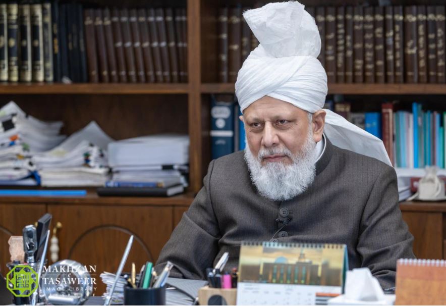 Head of Ahmadiyya Muslim Community Holds Historic Class with Jamia Ahmadiyya Qadian