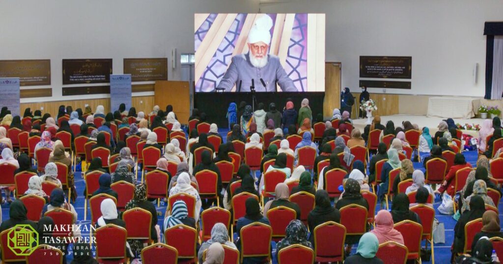 Head of Ahmadiyya Muslim Community Concludes 42nd Lajna Imaillah Ijtema UK With Inspiring Address