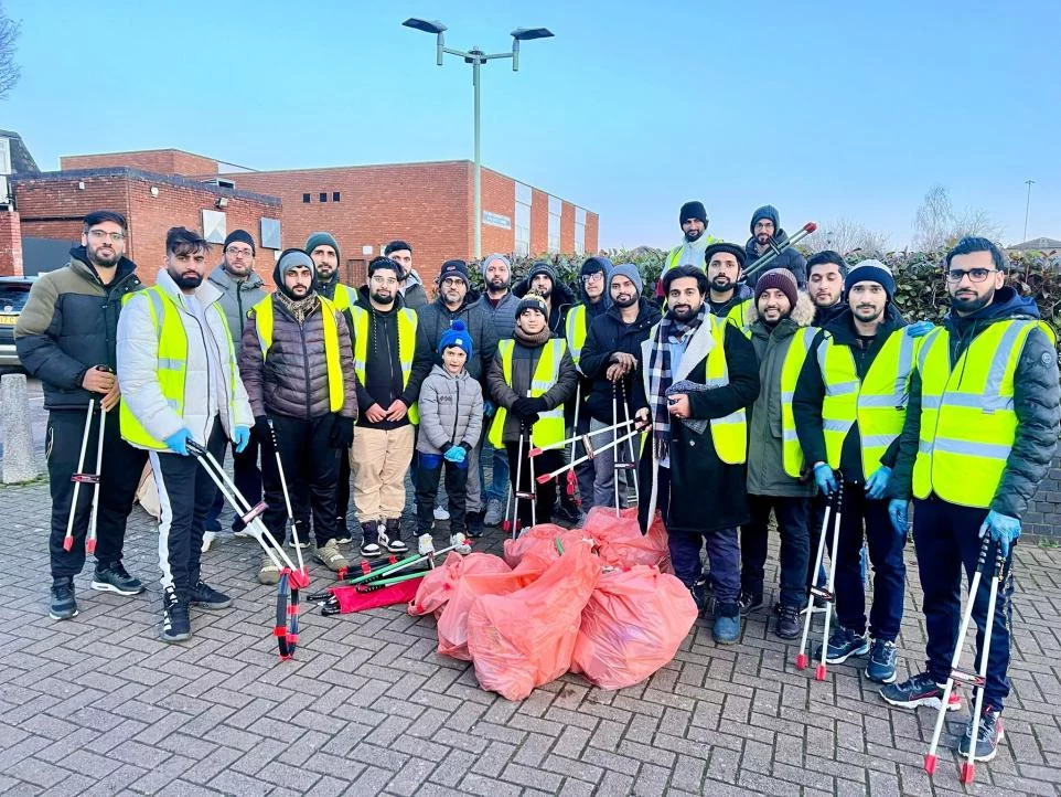 Muslims in Stevenage take part in New Year’s Day litter pick