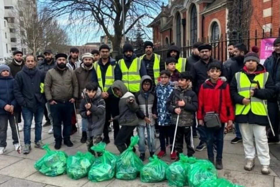 New Year’s Day street clean by Muslim youth in Epsom