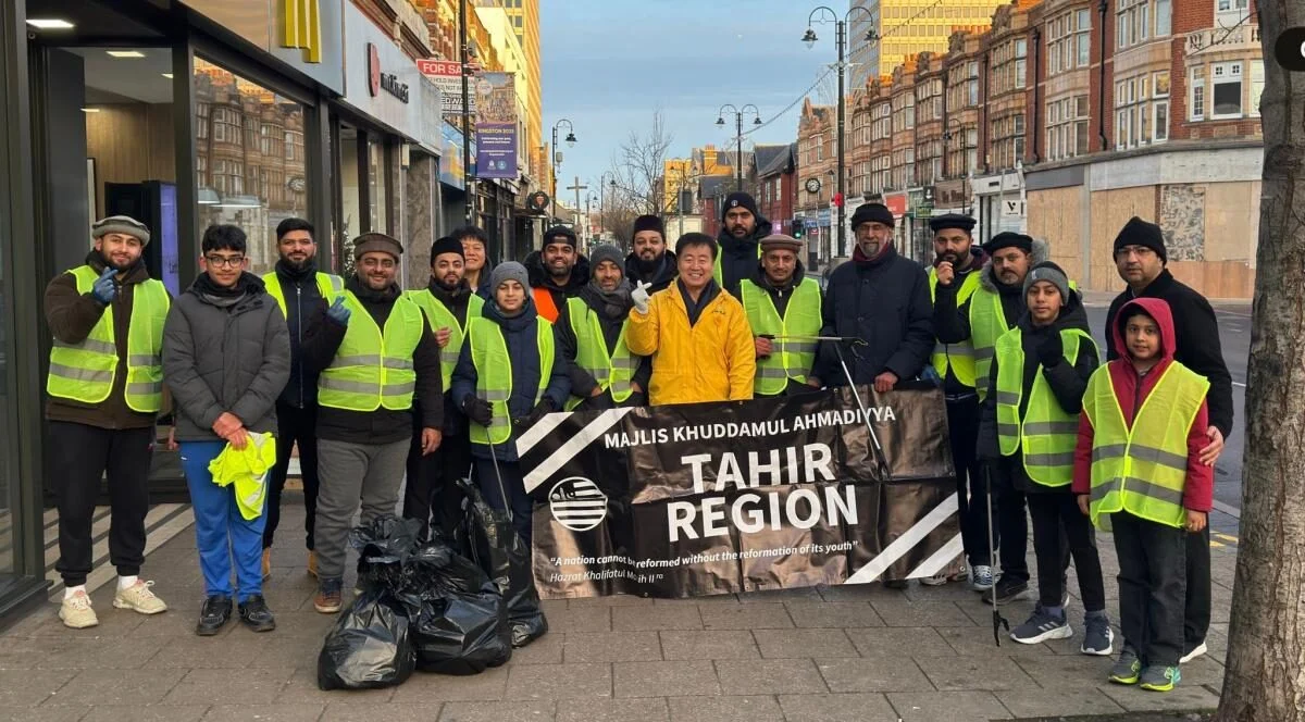 London Muslim youth group busy with New Year’s Day clean-up