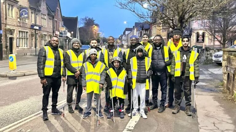 Ahmadiyya Muslim community takes part in street cleaning event in Oxford and Reading